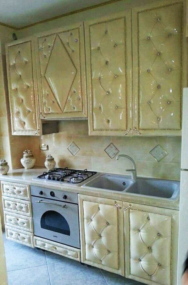  2- Even the stove seems not satisfied with this decoration. 